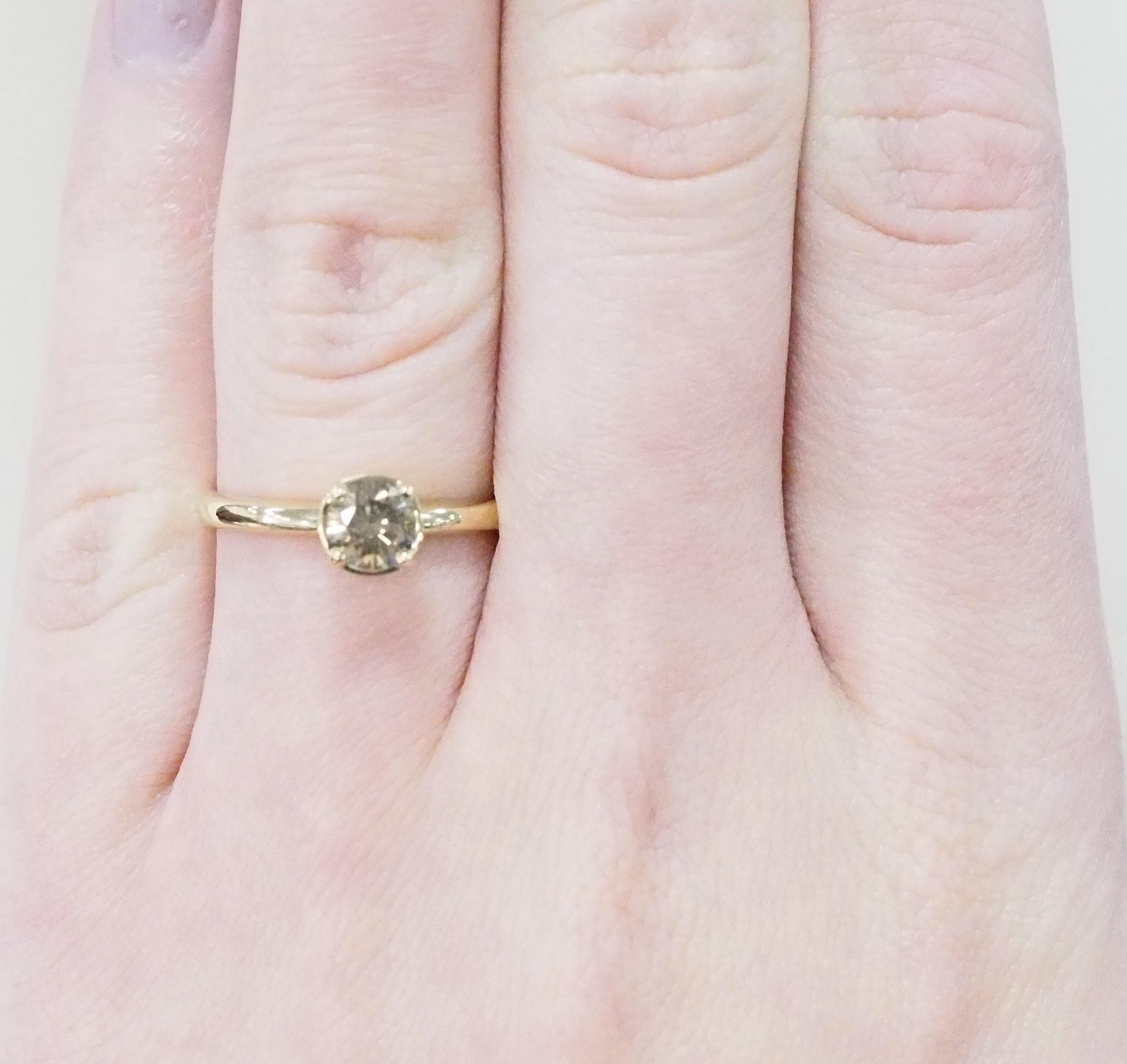 Кольцо из желтого золота с коричневым бриллиантом